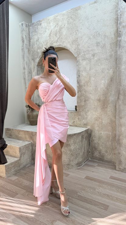 Vestido de diseño con detalle de cintura de un hombro