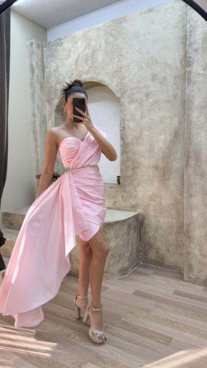 Vestido de diseño con detalle de cintura de un hombro