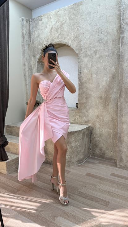 Vestido de diseño con detalle de cintura de un hombro