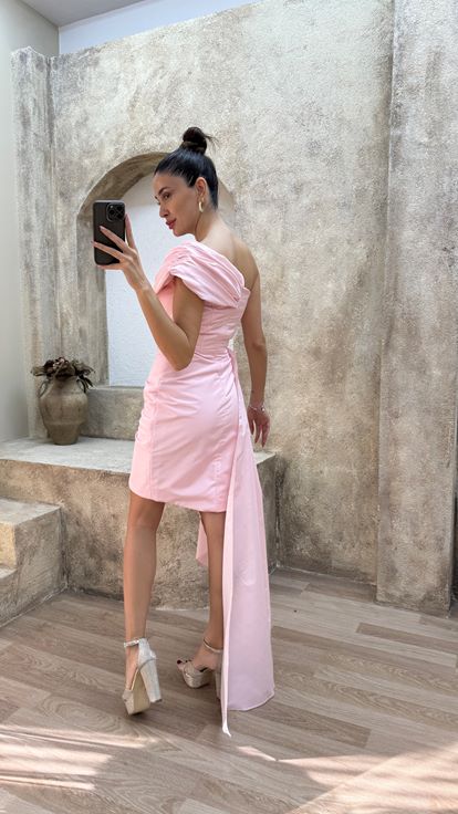 Vestido de diseño con detalle de cintura de un hombro