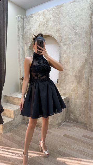 Vestido de diseño transparente con detalle floral