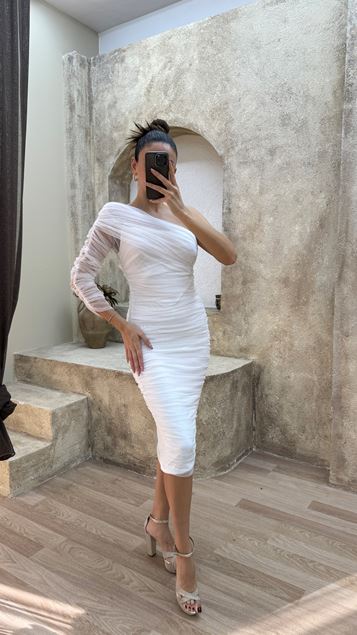 Beyaz Asimetrik Kesim Drapeli Tasarım Elbise