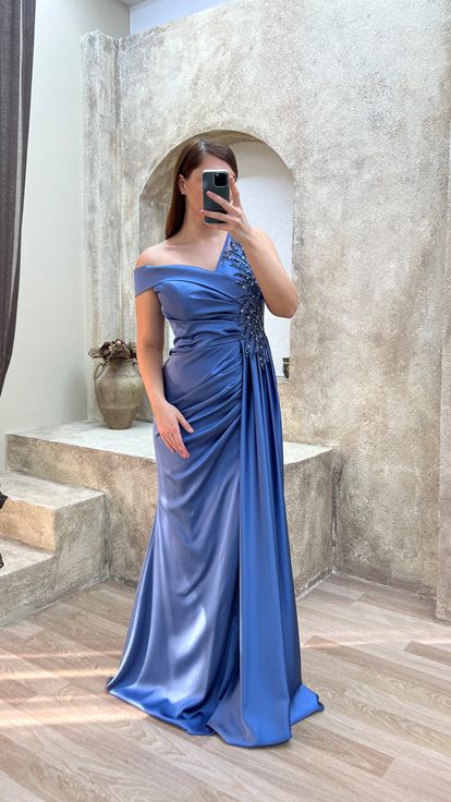 Vestido de noche de color índigo de un hombro bordado en el pecho de satén de talla grande