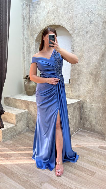 Vestido de noche de color índigo de un hombro bordado en el pecho de satén de talla grande