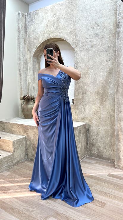 Vestido de noche de color índigo de un hombro bordado en el pecho de satén de talla grande