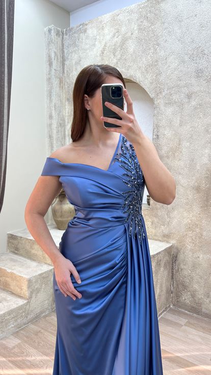 Vestido de noche de color índigo de un hombro bordado en el pecho de satén de talla grande