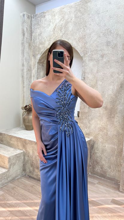 Vestido de noche de color índigo de un hombro bordado en el pecho de satén de talla grande