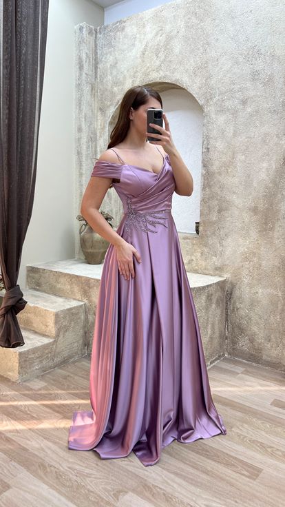 Vestido de noche de talla grande con cuello cruzado de cuello cruzado de diseño bordado de satén