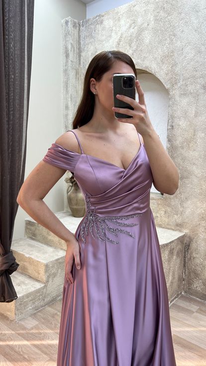 Vestido de noche de talla grande con cuello cruzado de cuello cruzado de diseño bordado de satén