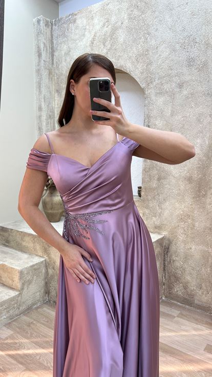 Vestido de noche de talla grande con cuello cruzado de cuello cruzado de diseño bordado de satén