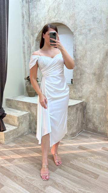 Beyaz Göğüs Detay Drapeli Tasarım Saten Büyük Beden Elbise