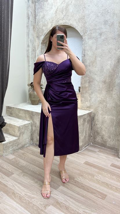 Detalle de pecho ciruela Vestido drapeado de talla grande con diseño drapeado