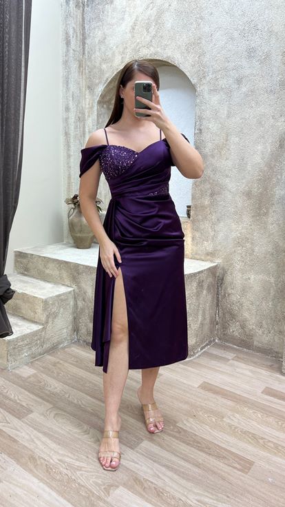 Detalle de pecho ciruela Vestido drapeado de talla grande con diseño drapeado