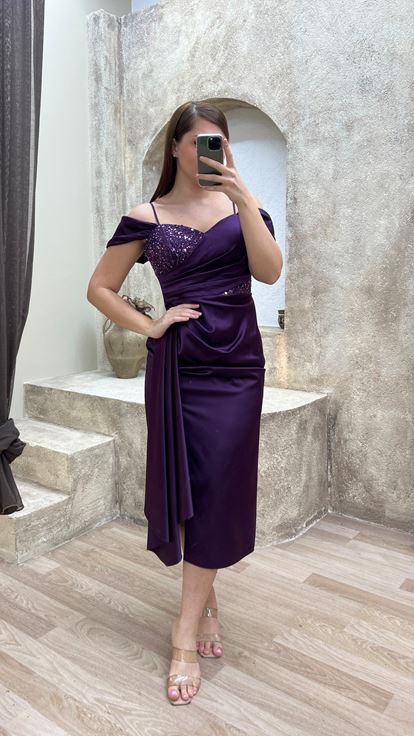 Detalle de pecho ciruela Vestido drapeado de talla grande con diseño drapeado