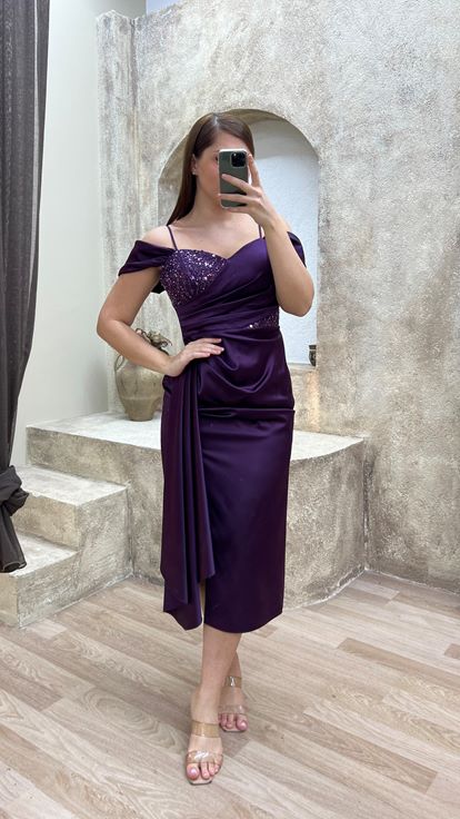 Detalle de pecho ciruela Vestido drapeado de talla grande con diseño drapeado