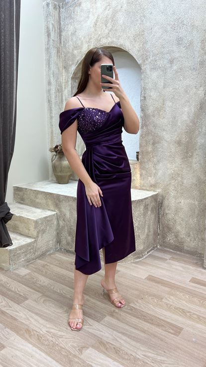 Detalle de pecho ciruela Vestido drapeado de talla grande con diseño drapeado