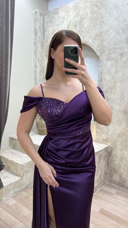 Detalle de pecho ciruela Vestido drapeado de talla grande con diseño drapeado