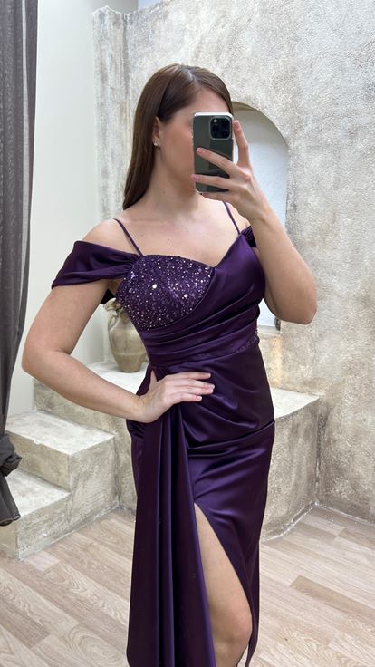 Detalle de pecho ciruela Vestido drapeado de talla grande con diseño drapeado