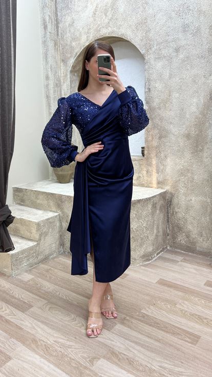 Vestido azul marino con escote cruzado con diseño de manga globo de satén de talla grande