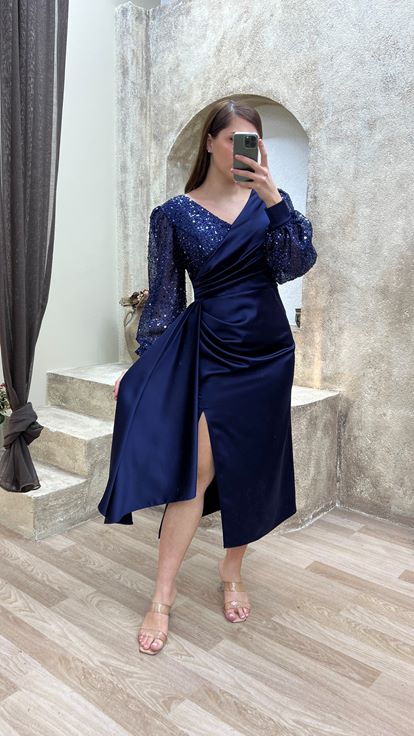 Vestido azul marino con escote cruzado con diseño de manga globo de satén de talla grande