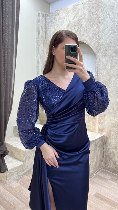 Vestido azul marino con escote cruzado con diseño de manga globo de satén de talla grande