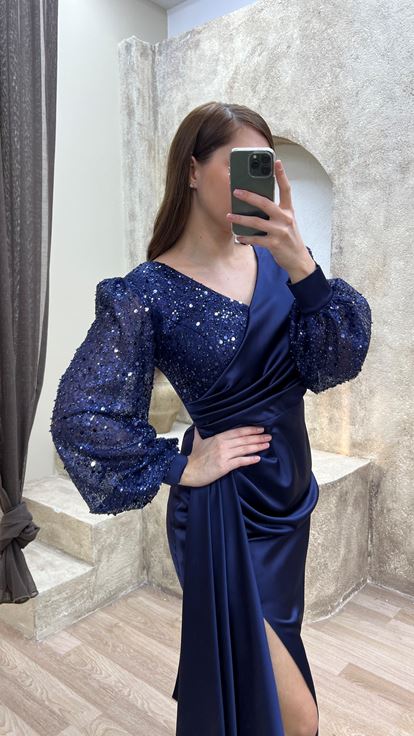 Vestido azul marino con escote cruzado con diseño de manga globo de satén de talla grande