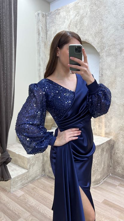 Vestido azul marino con escote cruzado con diseño de manga globo de satén de talla grande