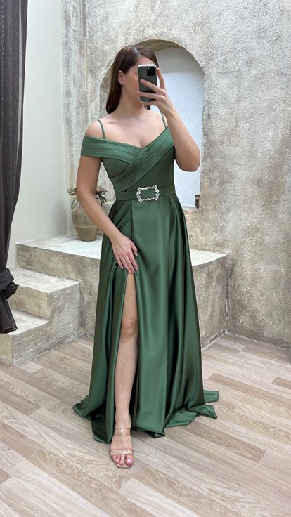 Khakifarbenes Abendkleid aus Satin in Übergröße mit Herzausschnitt