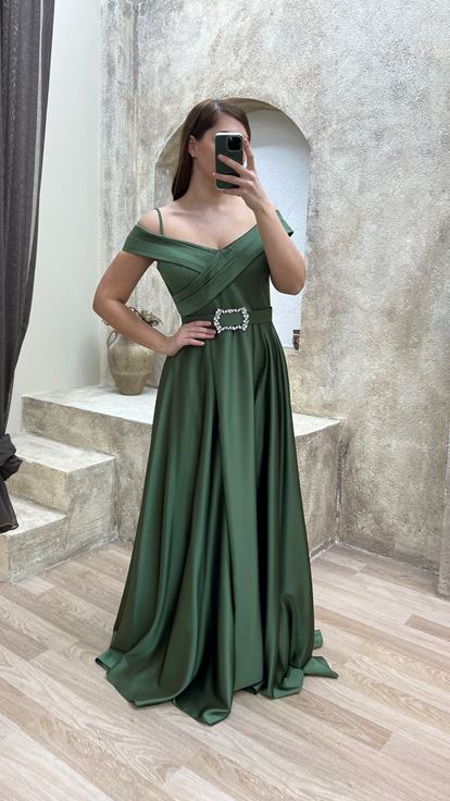 Khakifarbenes Abendkleid aus Satin in Übergröße mit Herzausschnitt