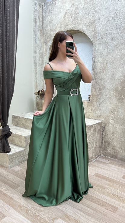 Khakifarbenes Abendkleid aus Satin in Übergröße mit Herzausschnitt