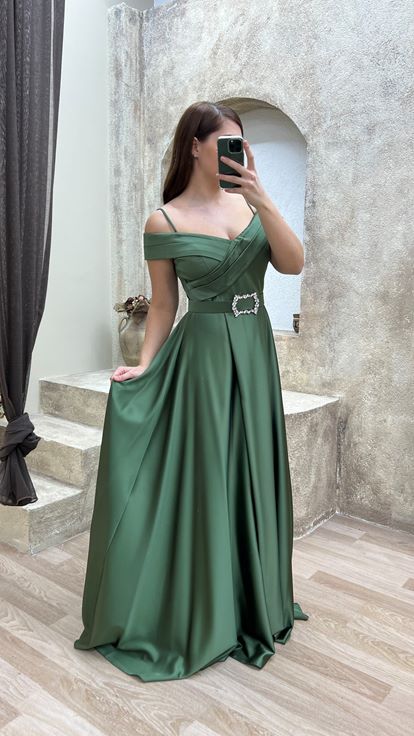 Khakifarbenes Abendkleid aus Satin in Übergröße mit Herzausschnitt