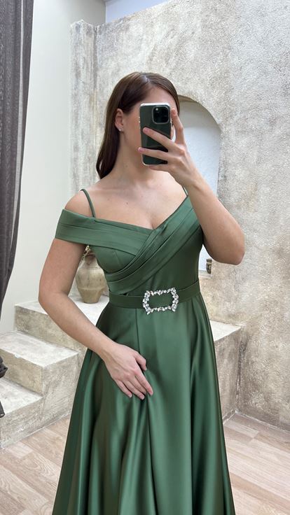 Khakifarbenes Abendkleid aus Satin in Übergröße mit Herzausschnitt
