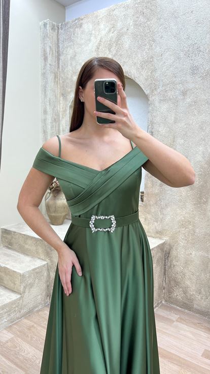 Khakifarbenes Abendkleid aus Satin in Übergröße mit Herzausschnitt