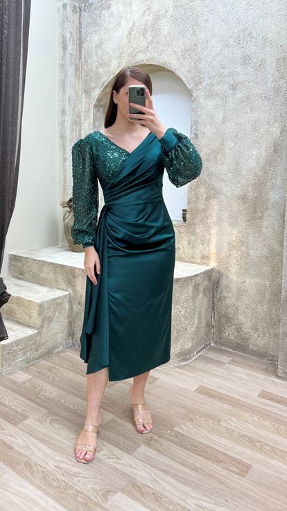 Zümrüt Yeşili Kruvaze Yaka Balon Kol Tasarım Saten Büyük Beden Elbise