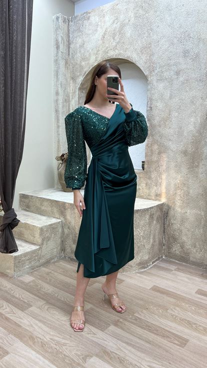 Zümrüt Yeşili Kruvaze Yaka Balon Kol Tasarım Saten Büyük Beden Elbise