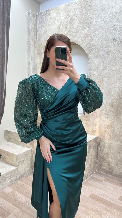 Zümrüt Yeşili Kruvaze Yaka Balon Kol Tasarım Saten Büyük Beden Elbise