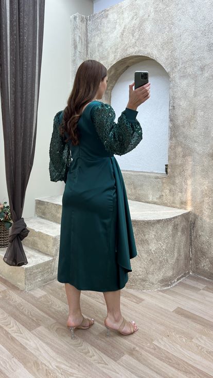 Zümrüt Yeşili Kruvaze Yaka Balon Kol Tasarım Saten Büyük Beden Elbise
