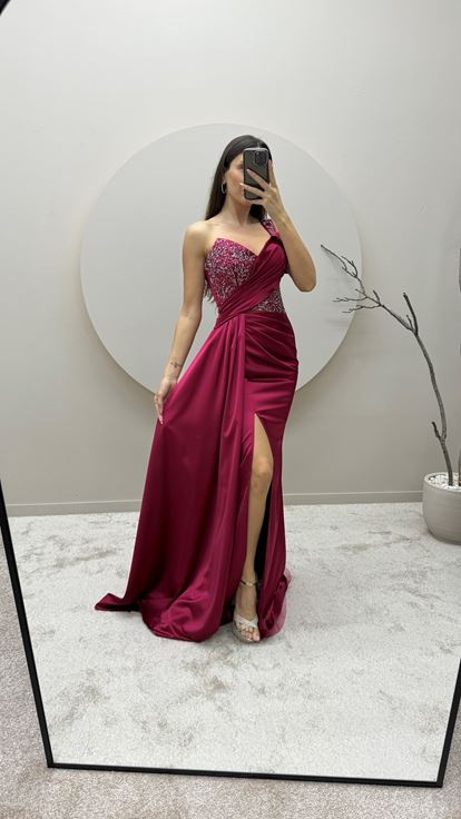 Bordado de un hombro burdeos Detalle de bordado en el pecho Vestido de noche de satén