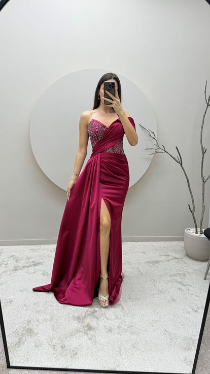 Bordado de un hombro burdeos Detalle de bordado en el pecho Vestido de noche de satén