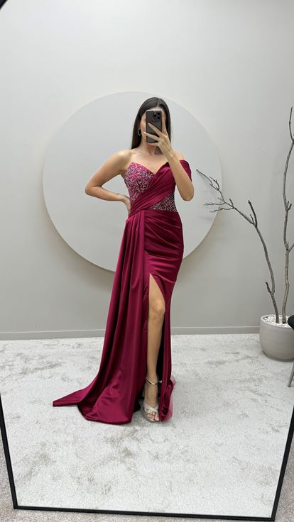 Bordado de un hombro burdeos Detalle de bordado en el pecho Vestido de noche de satén