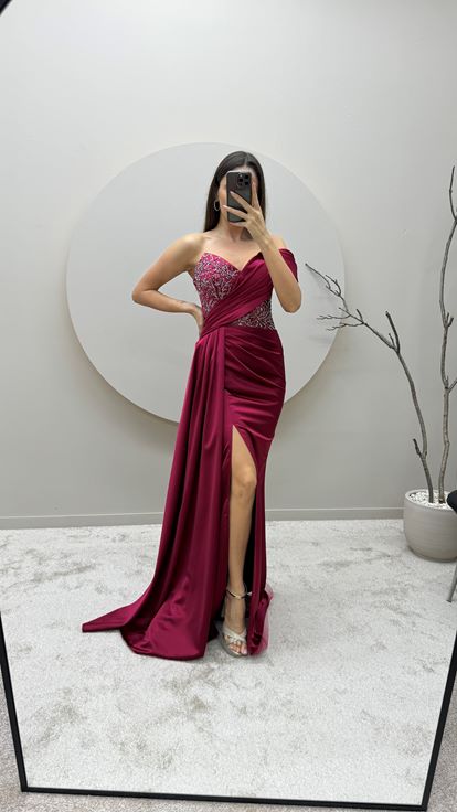 Bordado de un hombro burdeos Detalle de bordado en el pecho Vestido de noche de satén