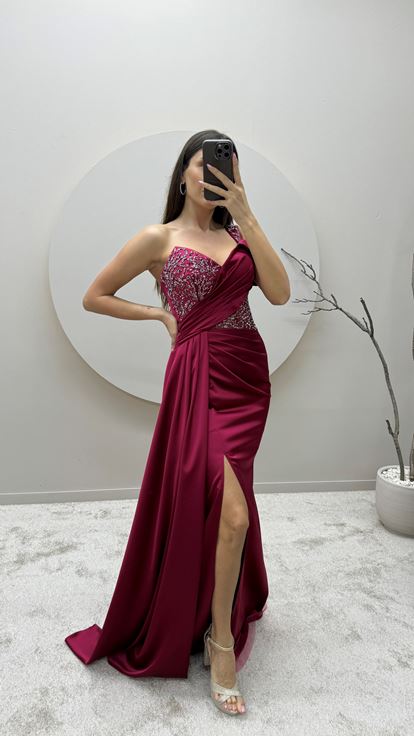 Bordado de un hombro burdeos Detalle de bordado en el pecho Vestido de noche de satén