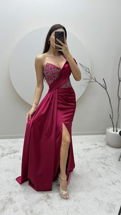 Bordado de un hombro burdeos Detalle de bordado en el pecho Vestido de noche de satén