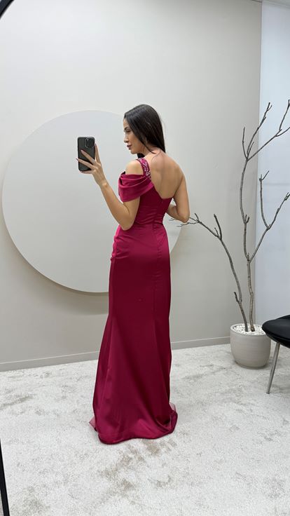 Bordado de un hombro burdeos Detalle de bordado en el pecho Vestido de noche de satén