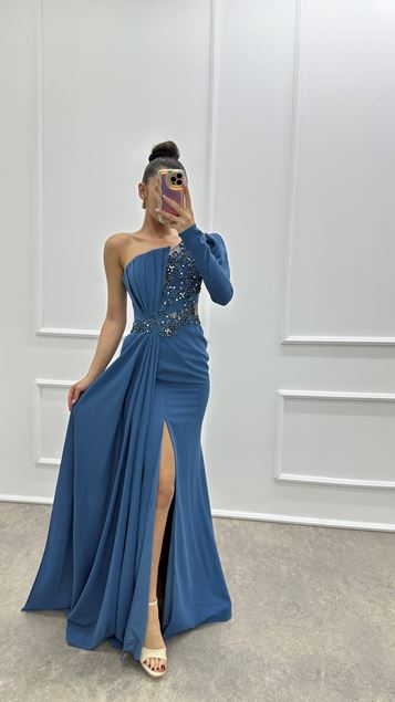 Indigofarbenes  einärmeliges  plissiertes und besticktes Designer Abendkleid