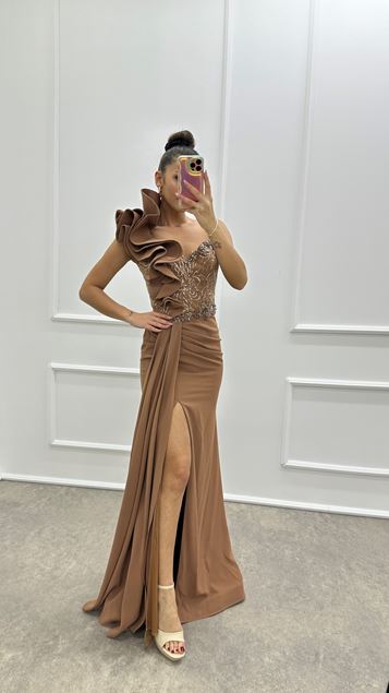 Vestido de noche de diseñador con un solo hombro  detalle de volantes y bordados  color azulejo 