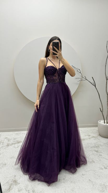 Abito da sera in tulle color prugna con dettagli trasparenti e ricami 