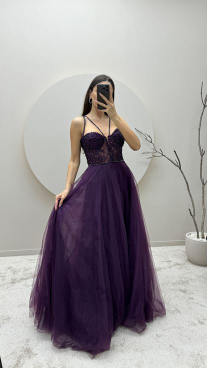 Abito da sera in tulle color prugna con dettagli trasparenti e ricami 