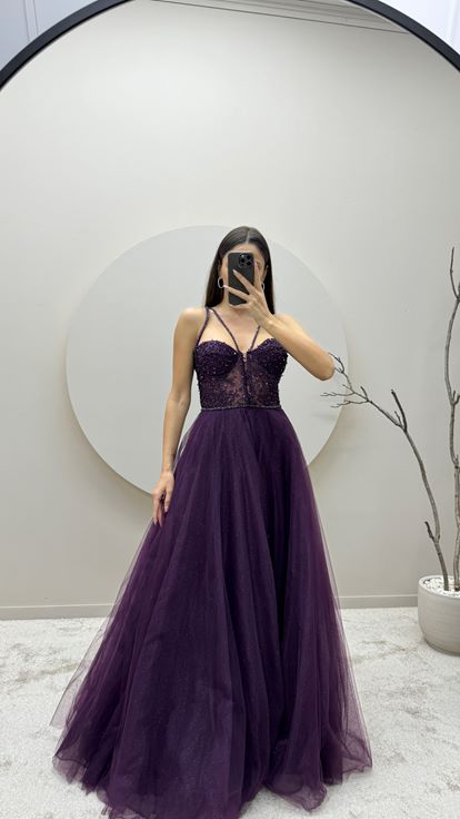 Abito da sera in tulle color prugna con dettagli trasparenti e ricami 