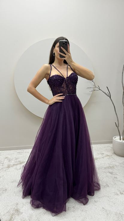 Abito da sera in tulle color prugna con dettagli trasparenti e ricami 